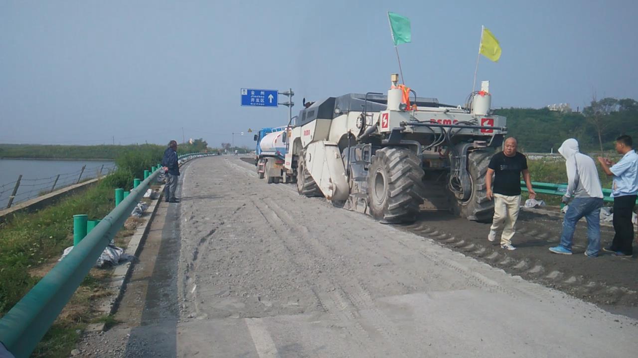 RZ2300，大連濱海公路冷再生施工